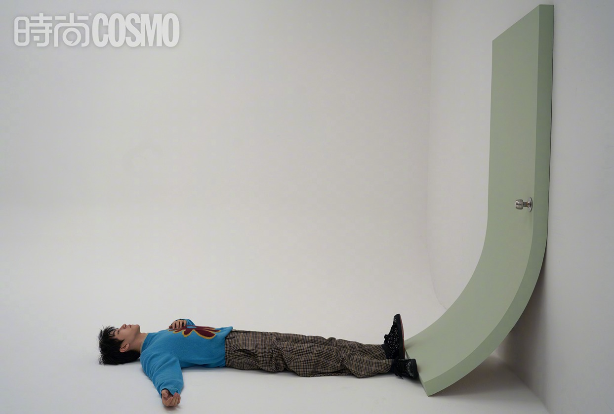 王俊凯COSMO纯净冷感封面饰演慵懒清冷的少年