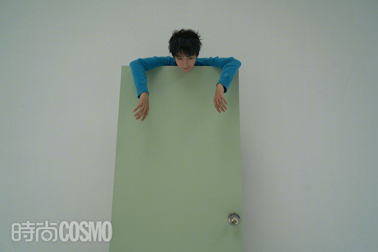 王俊凯COSMO纯净冷感封面饰演慵懒清冷的少年