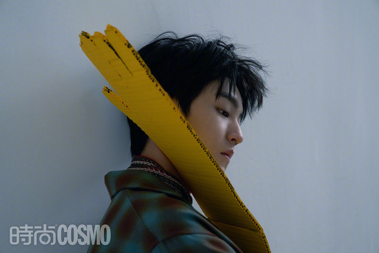 王俊凯COSMO纯净冷感封面饰演慵懒清冷的少年