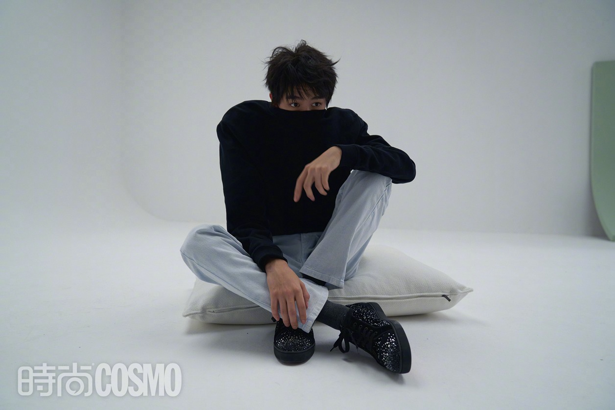 王俊凯COSMO纯净冷感封面饰演慵懒清冷的少年