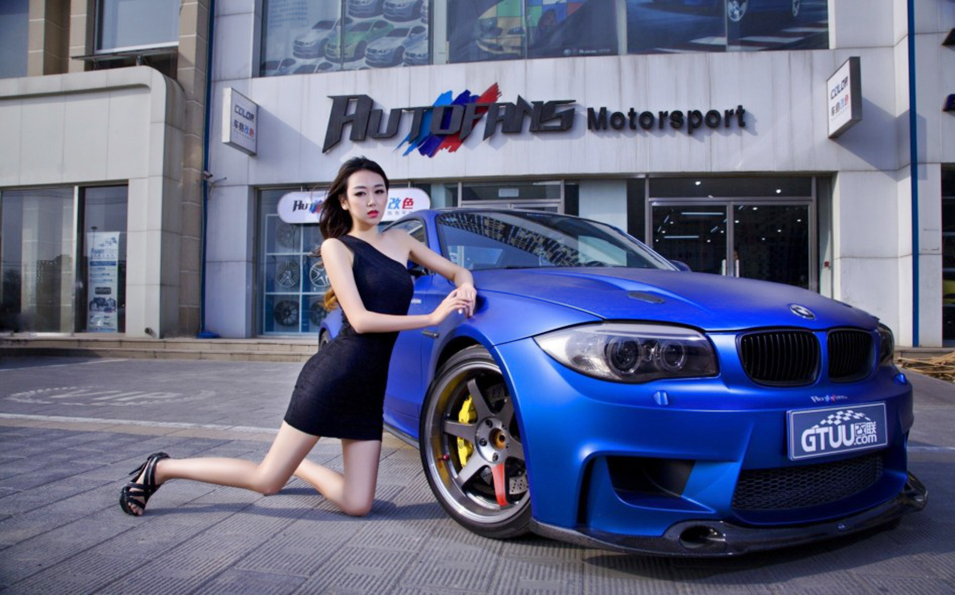 美艳成熟车模身材凹凸有致白皙大长腿妩媚诱惑美女图