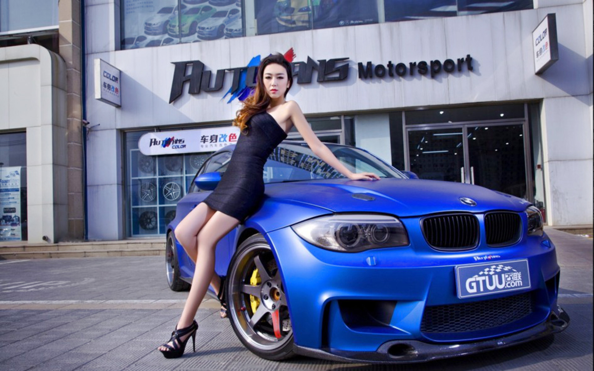 美艳成熟车模身材凹凸有致白皙大长腿妩媚诱惑美女图