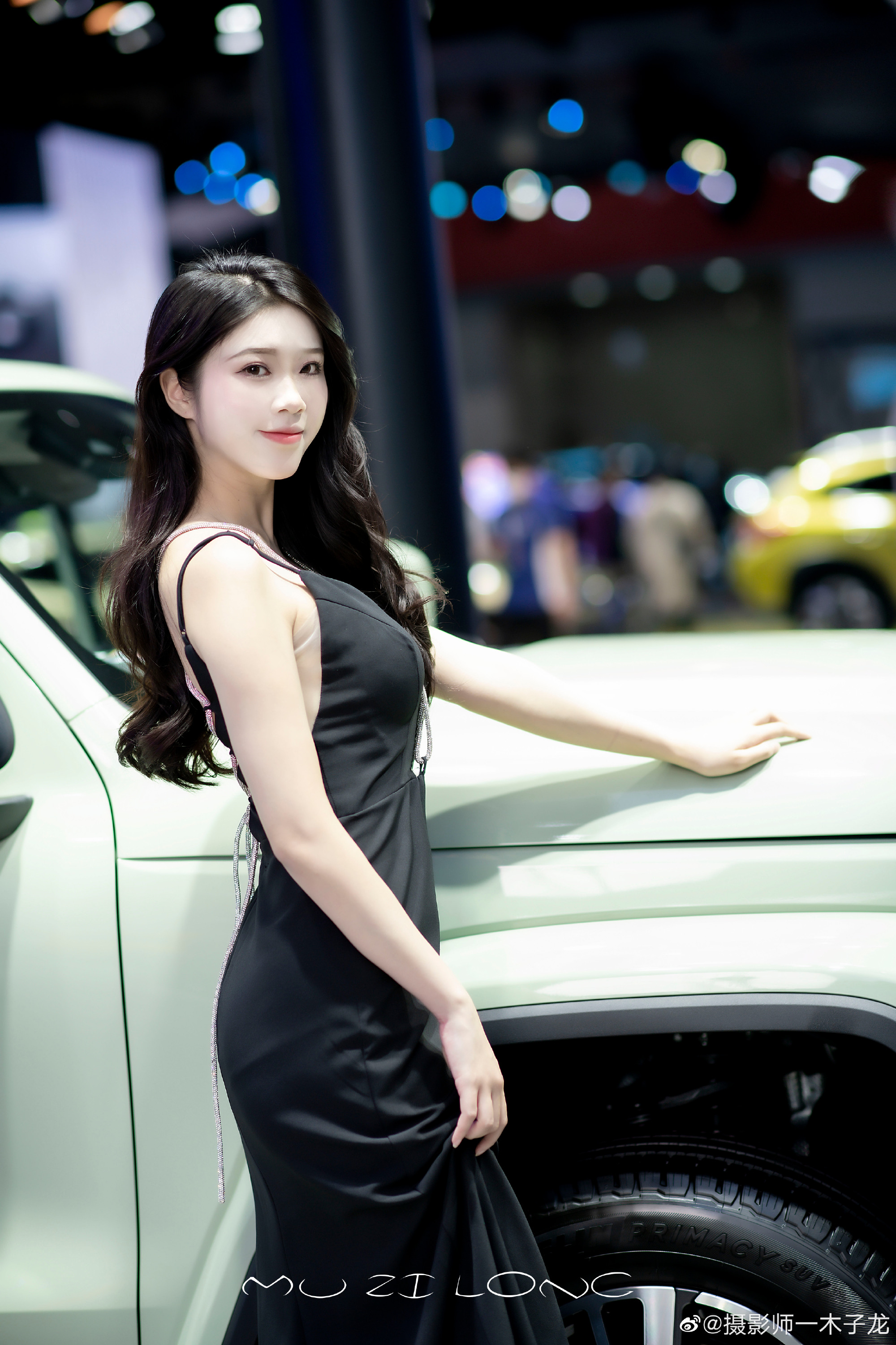 美女车模低胸露背性感火辣套图