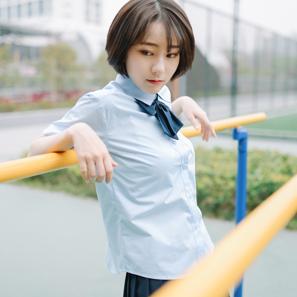 超好看的短发美女学生制服超短裙校园写真