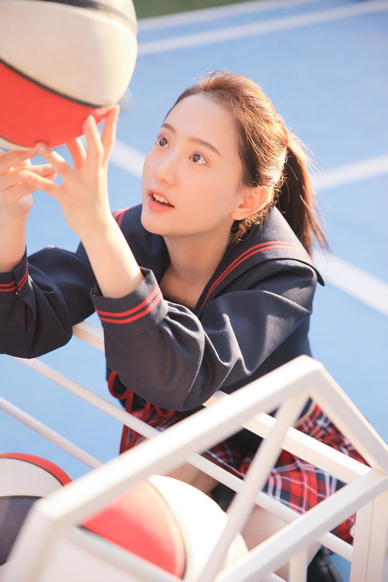 明媚活泼的女孩青春写真