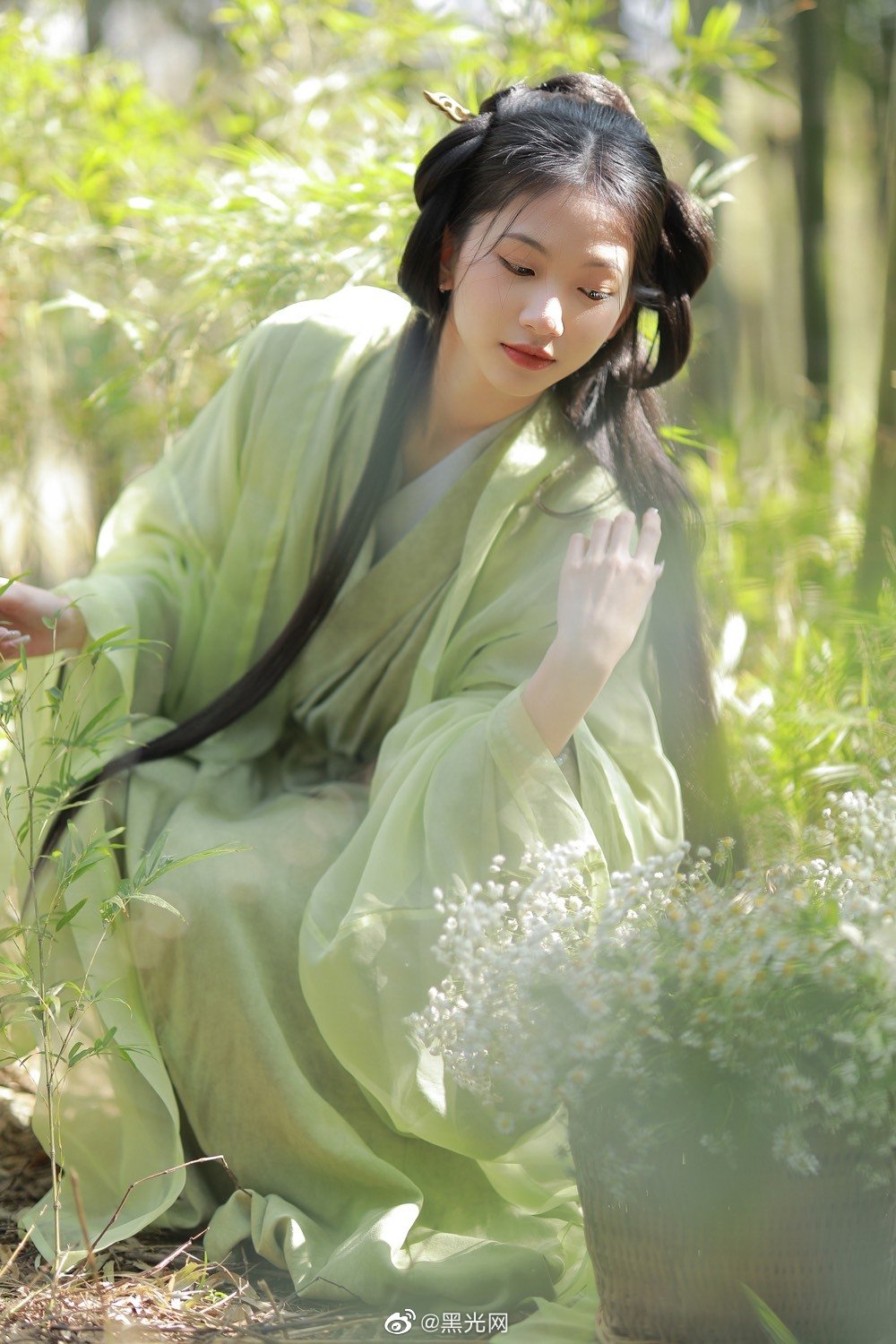 竹林中的汉服少女采摘草药图片