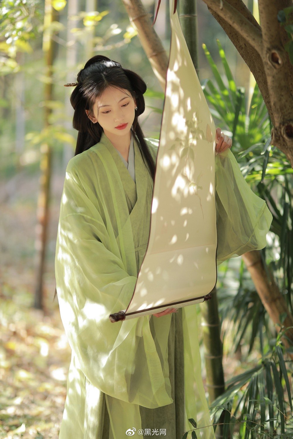 竹林中的汉服少女采摘草药图片