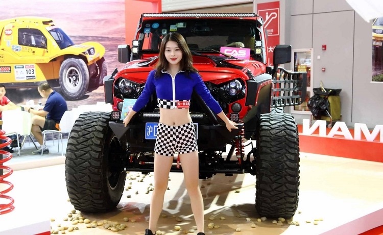 素雅气质蓝衣车模美腿露肚脐装惹火性感图片