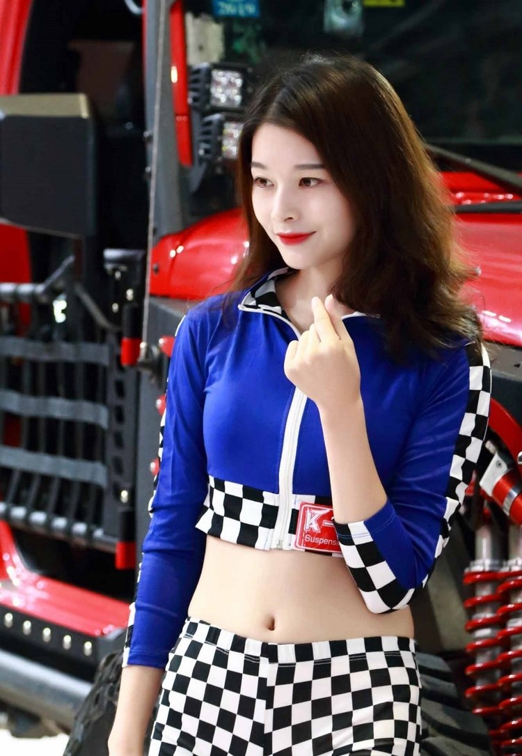 素雅气质蓝衣车模美腿露肚脐装惹火性感图片