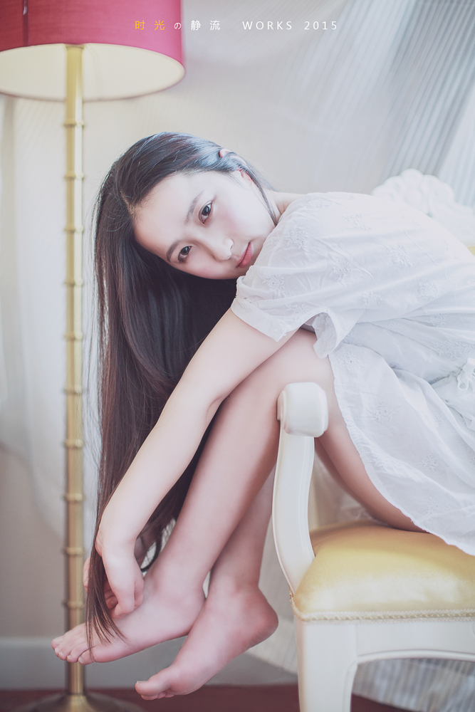 长发美女性感家居写真  动作妩媚撩人