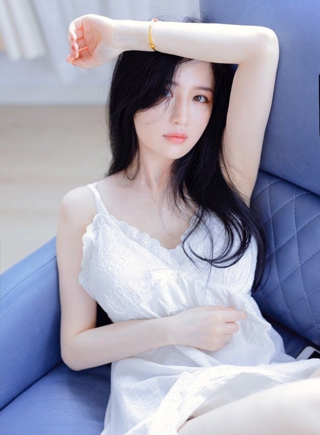 av40岁以上美熟妇冯雯吊带睡裙美女私密部位自拍高清图片