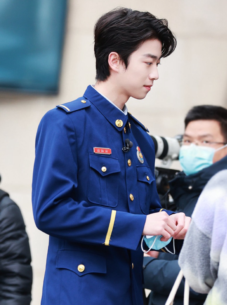 张嘉元《一往无前的蓝》消防员制服造型饭拍图