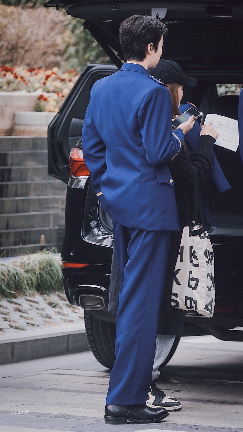 张嘉元《一往无前的蓝》消防员制服造型饭拍图
