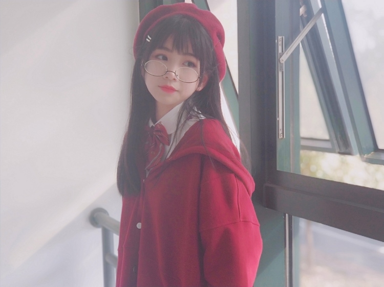 可爱梦幻美女萝莉红色制服黑丝美腿香艳朦胧诱惑写真图片