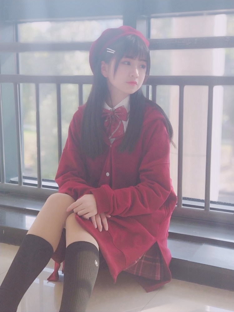 可爱梦幻美女萝莉红色制服黑丝美腿香艳朦胧诱惑写真图片