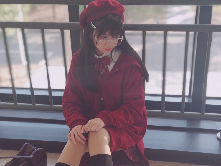 可爱梦幻美女萝莉红色制服黑丝美腿香艳朦胧诱惑写真图片