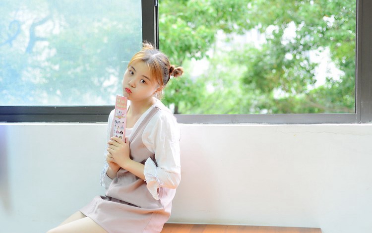 高跟长腿丝袜美女图片 白色旗袍显性感