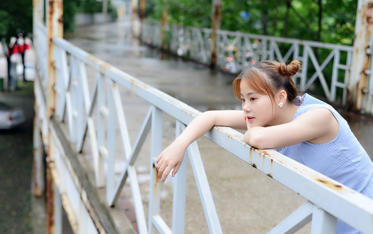 高跟长腿丝袜美女图片 白色旗袍显性感