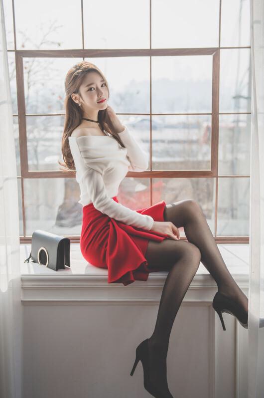 长腿黑丝气质型美女写真