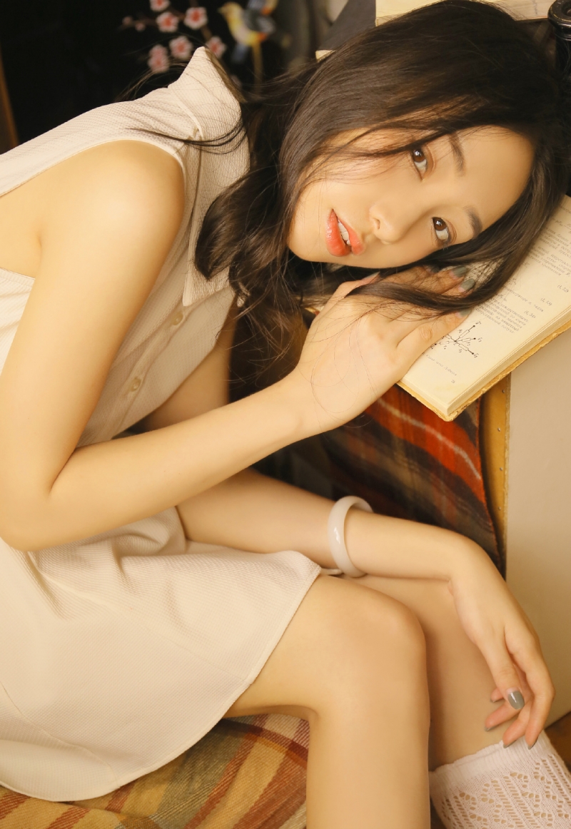 圆脸妹子白丝美腿个人写真摄影