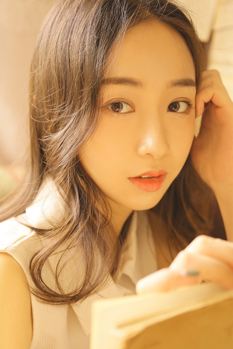 圆脸妹子白丝美腿个人写真摄影