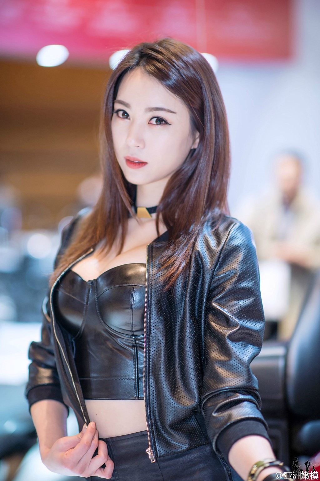 韩国丹凤眼大胸美女车模