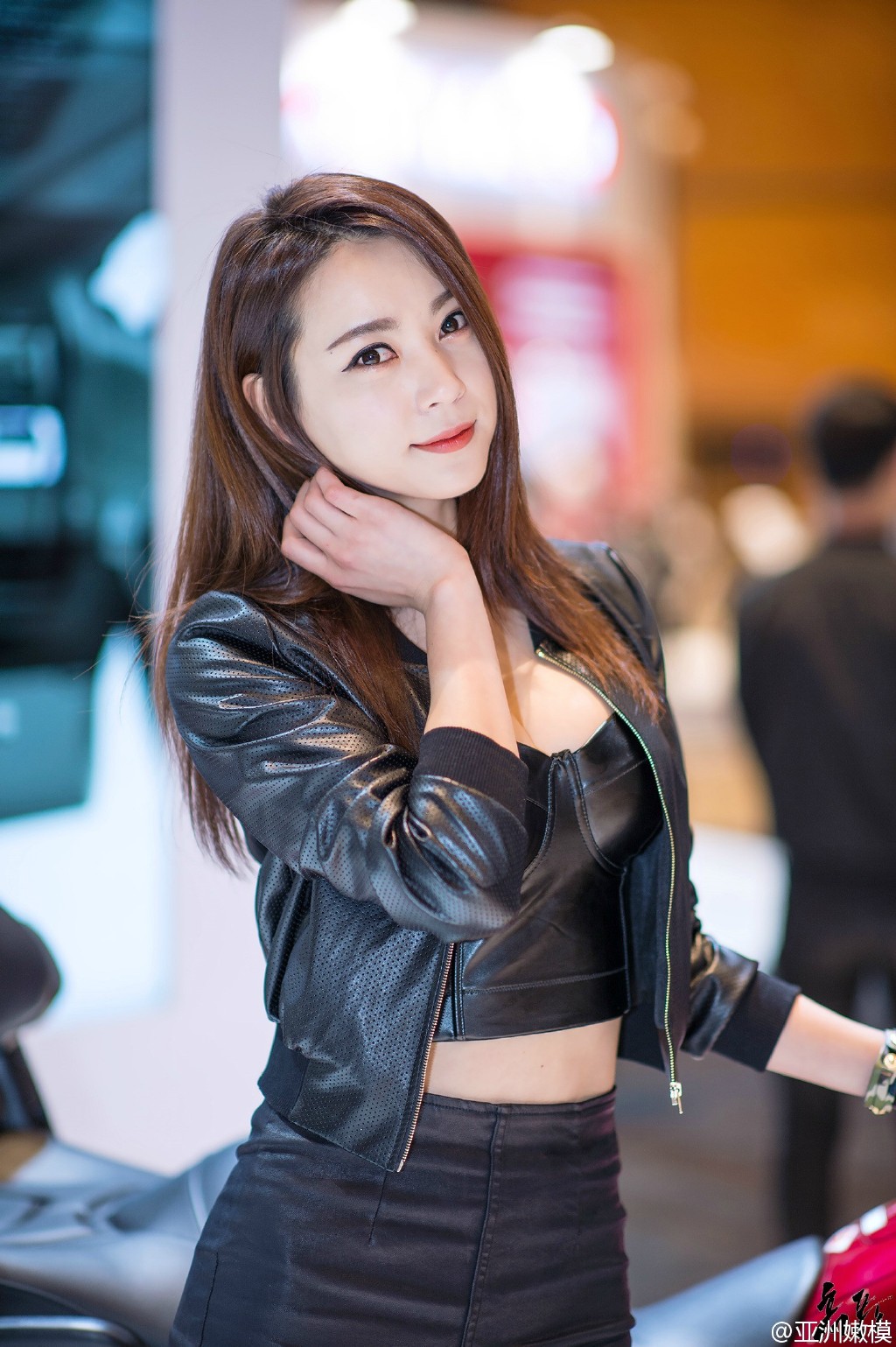韩国丹凤眼大胸美女车模