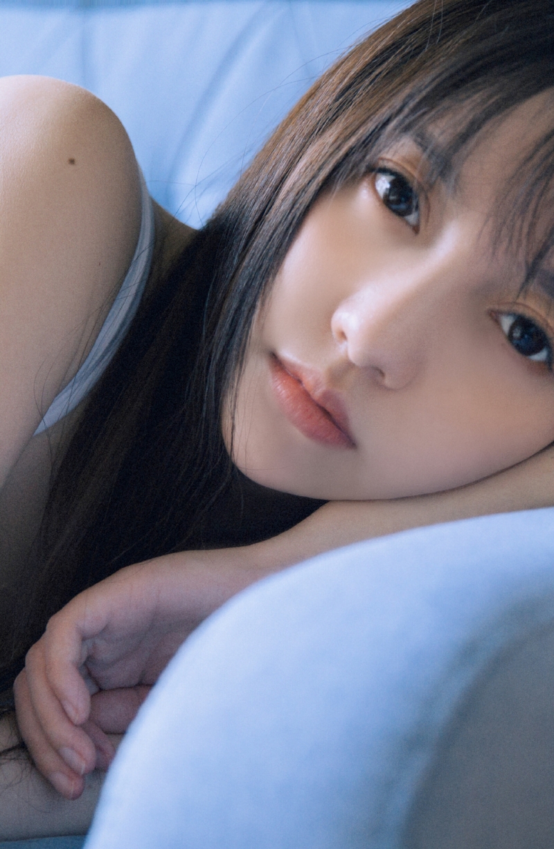 吊带连体衣美眉光滑牛奶肌写真