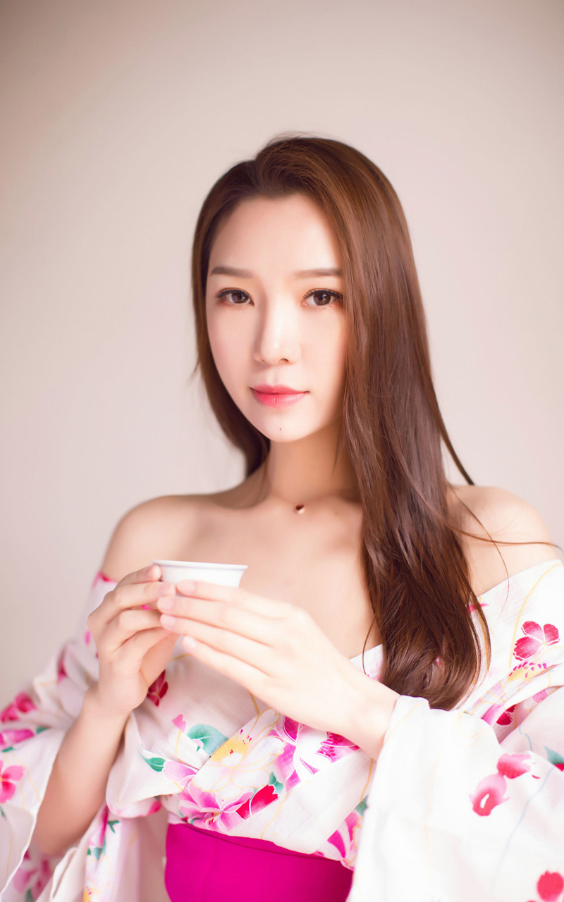 日韩系和服美女香肩半裸乳沟迷人诱惑私房照