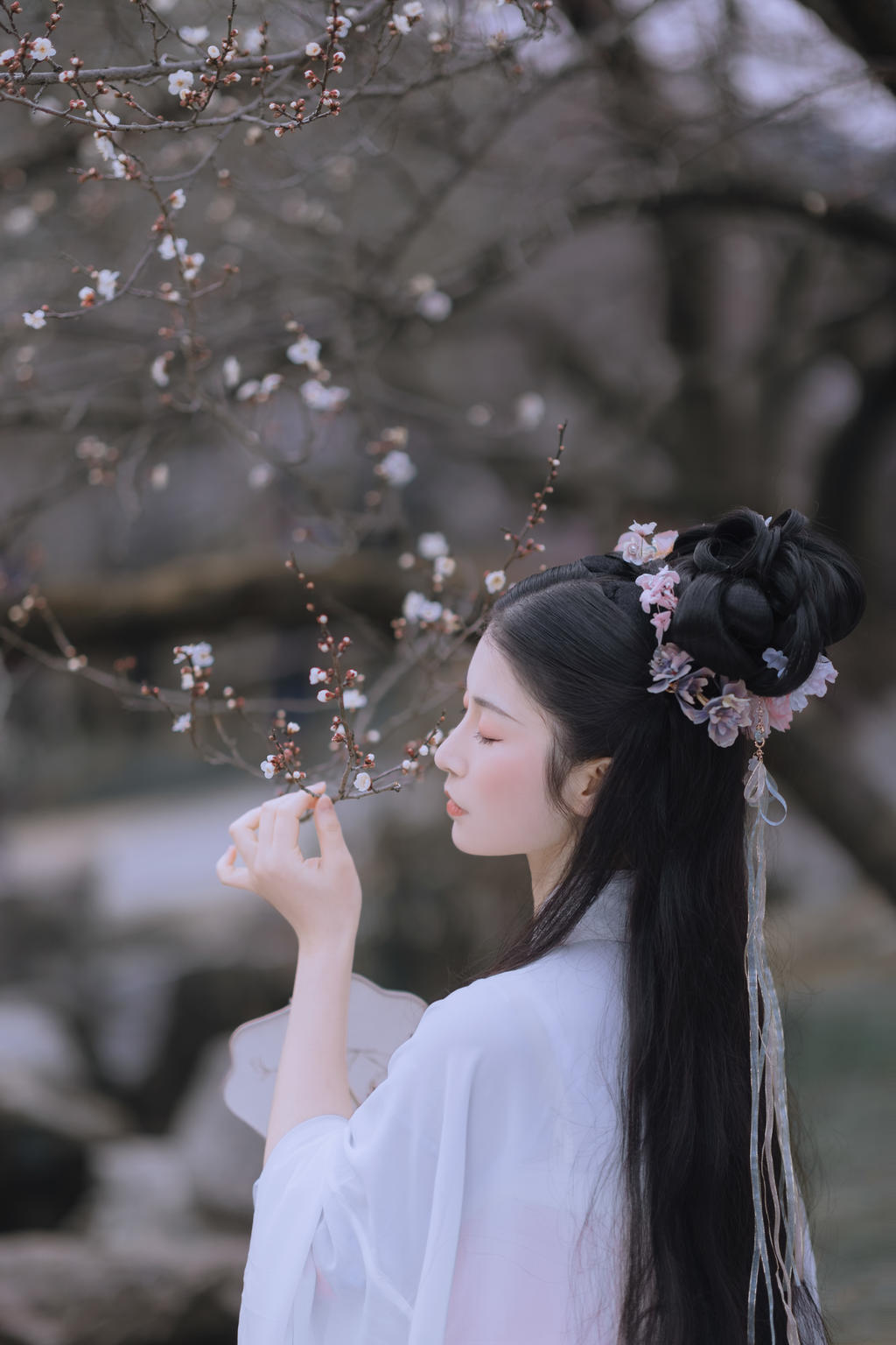 古装美女面若桃花身似扶柳图片