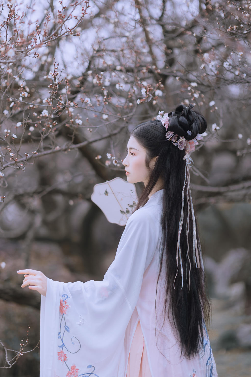 古装美女面若桃花身似扶柳图片