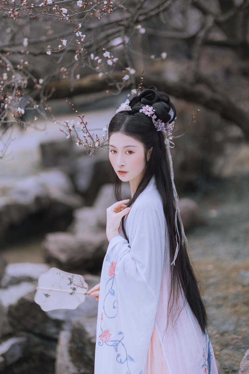 古装美女面若桃花身似扶柳图片