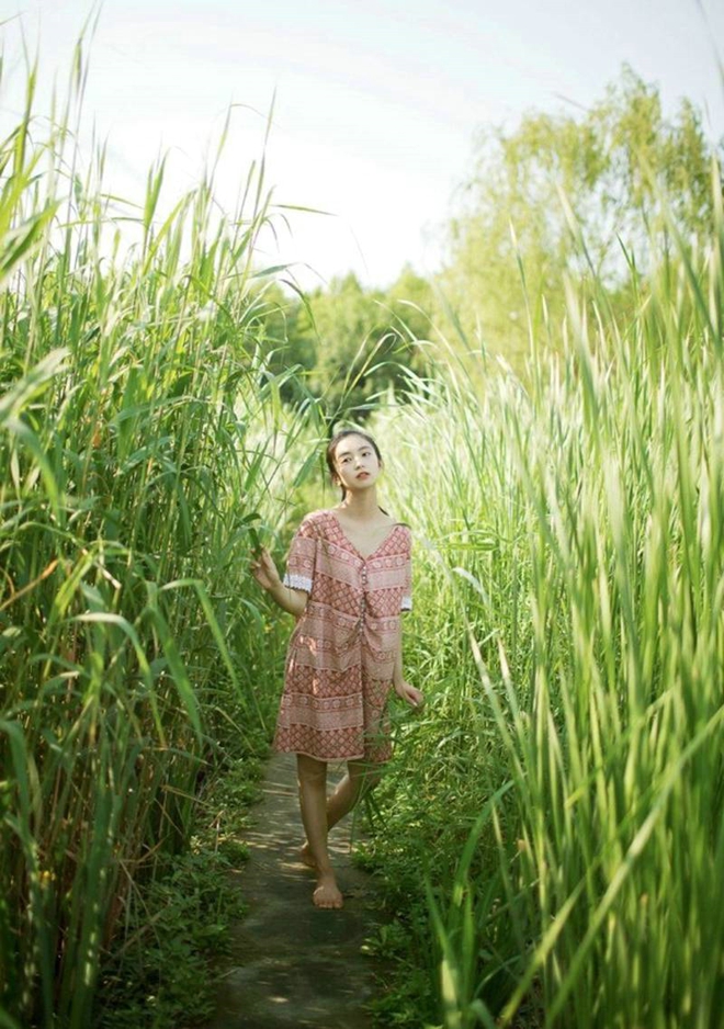 身姿性感曼妙的大美人周于希细高跟黑丝袜腿控福利写真