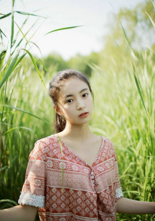 身姿性感曼妙的大美人周于希细高跟黑丝袜腿控福利写真