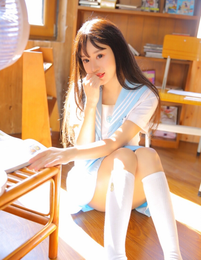 阳光下的制服美女白丝美腿图片