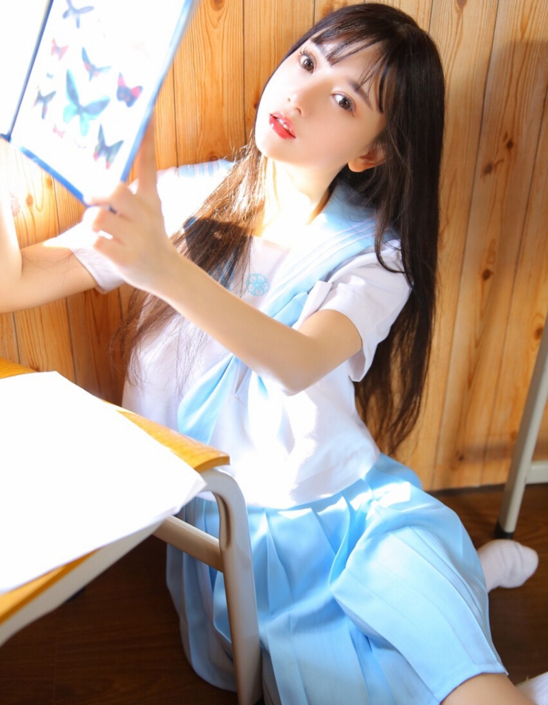 阳光下的制服美女白丝美腿图片