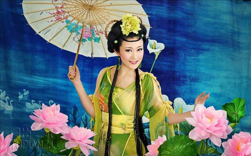 舞动的绿叶少女 古韵十足裙角飘飘