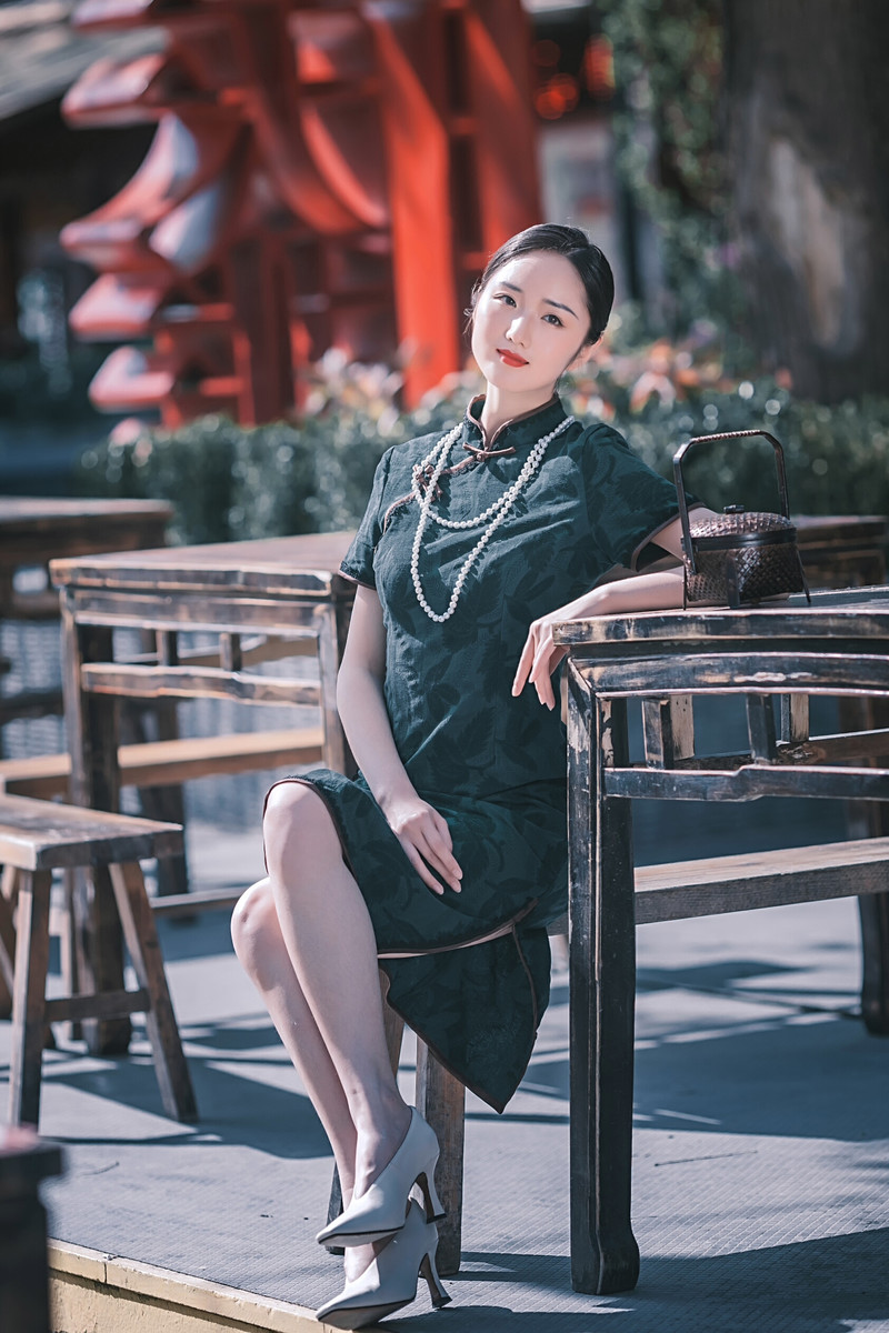 大胸美女护士装诱惑