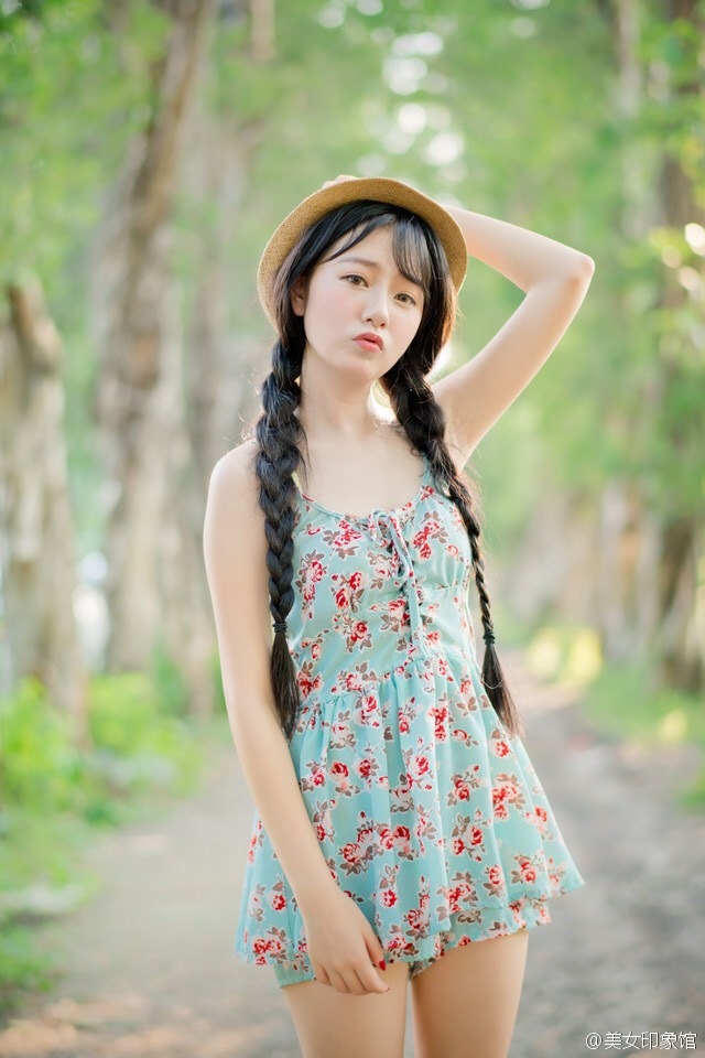 穿碎花短裙的双马尾长辫女孩