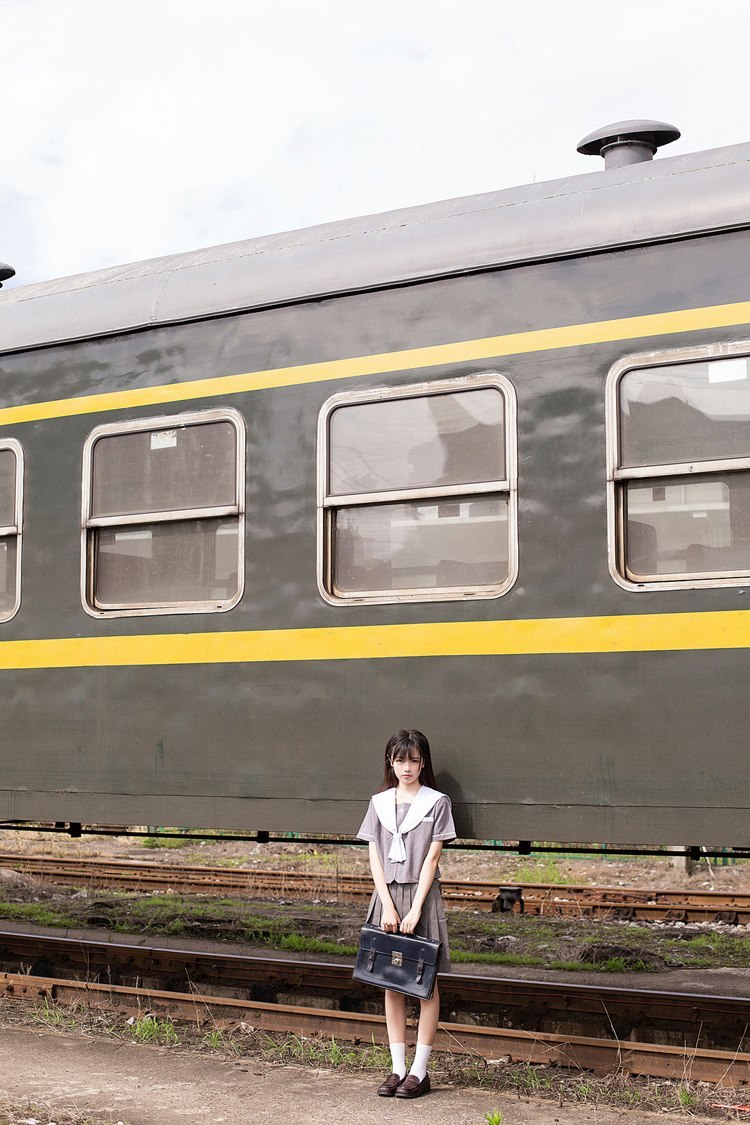 户外车轨道上的美少女日系清纯水手服可爱养眼写真