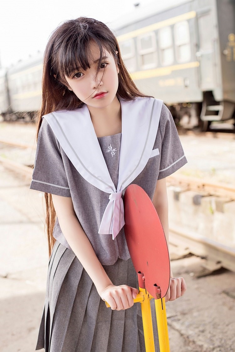 户外车轨道上的美少女日系清纯水手服可爱养眼写真