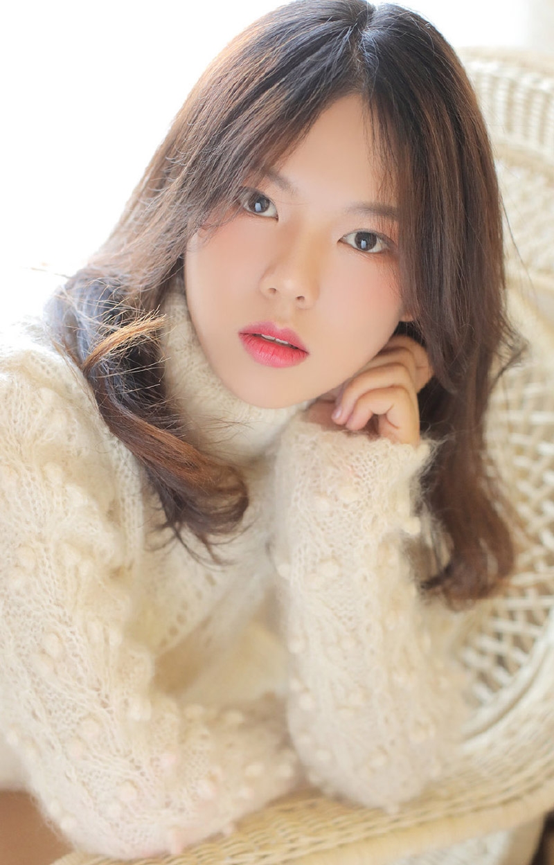 毛衣美女长发披肩温柔动人写真