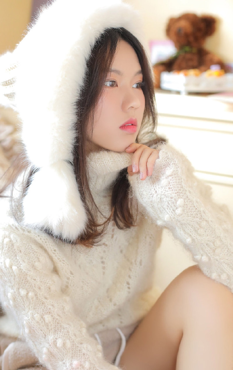 毛衣美女长发披肩温柔动人写真