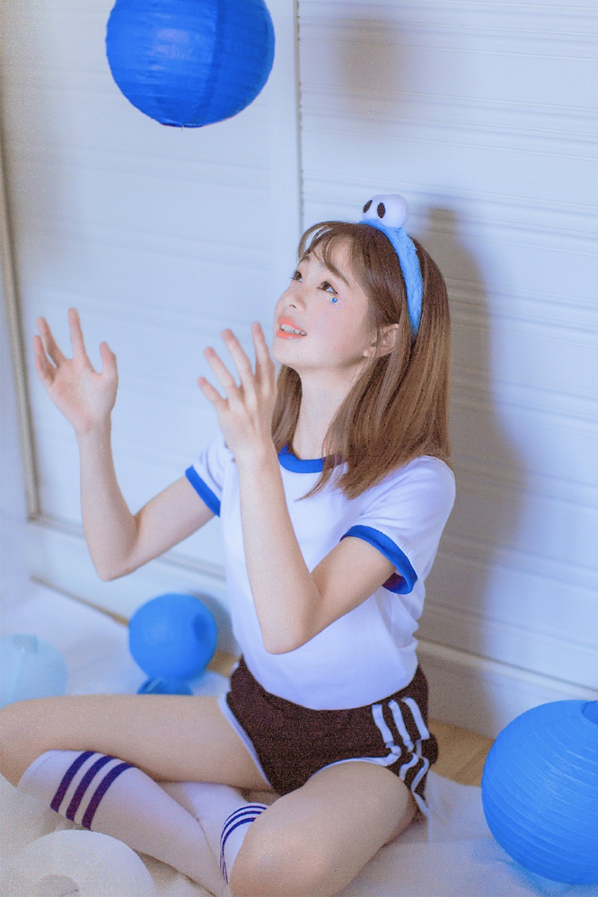 开放大胆美女连体丝袜室内性感风骚写真