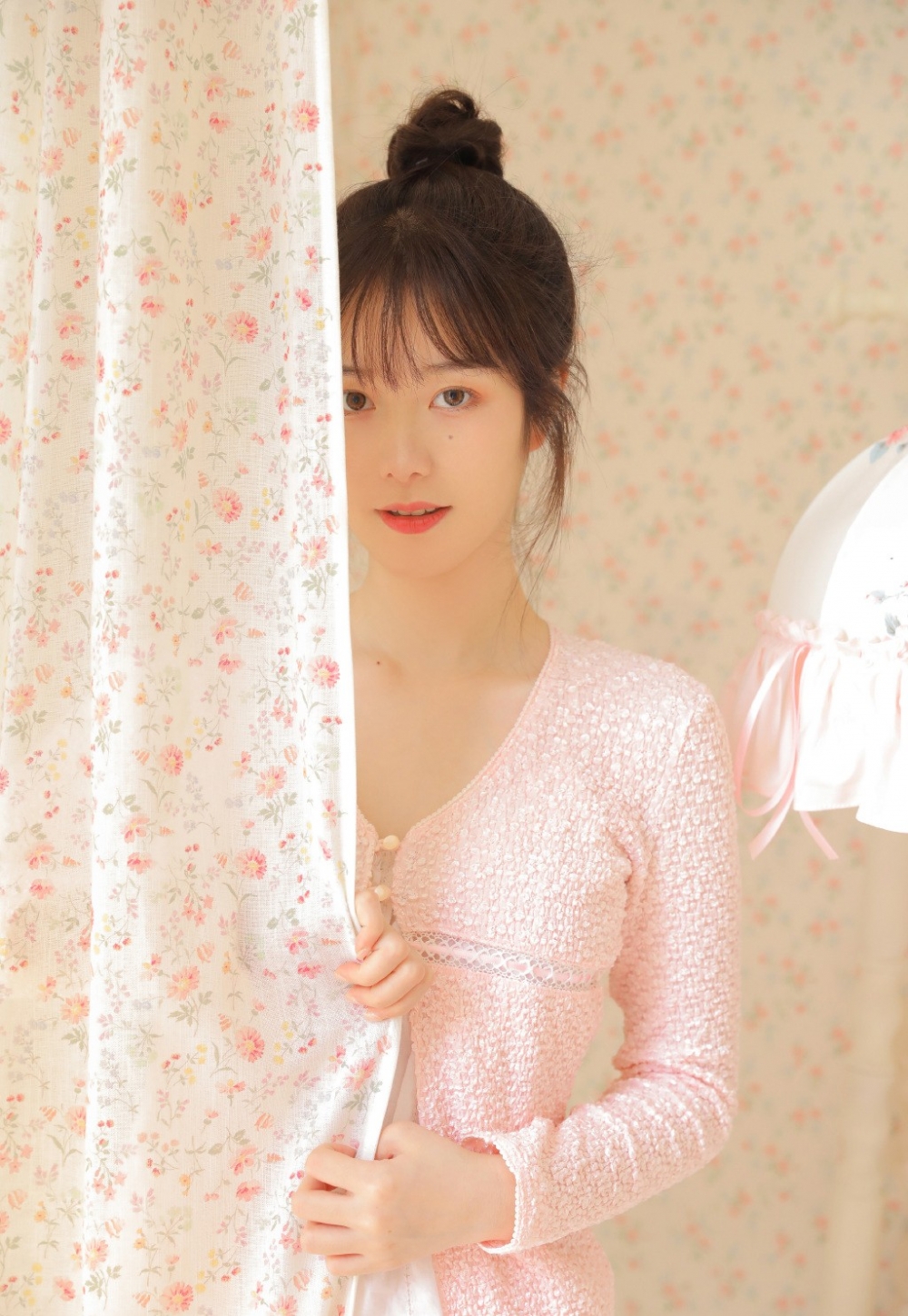粉粉嫩嫩小女孩白丝长腿诱人写真