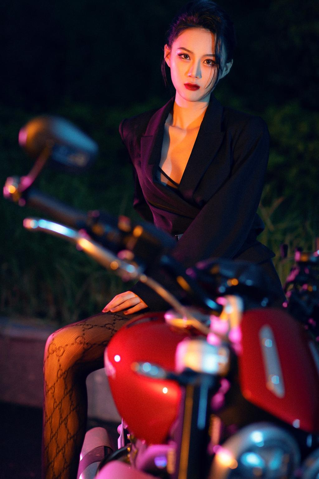 机车美女高跟黑丝美腿玉足私拍