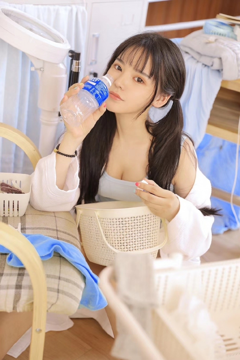翘臀小美女美眸澄澈清纯女生照片