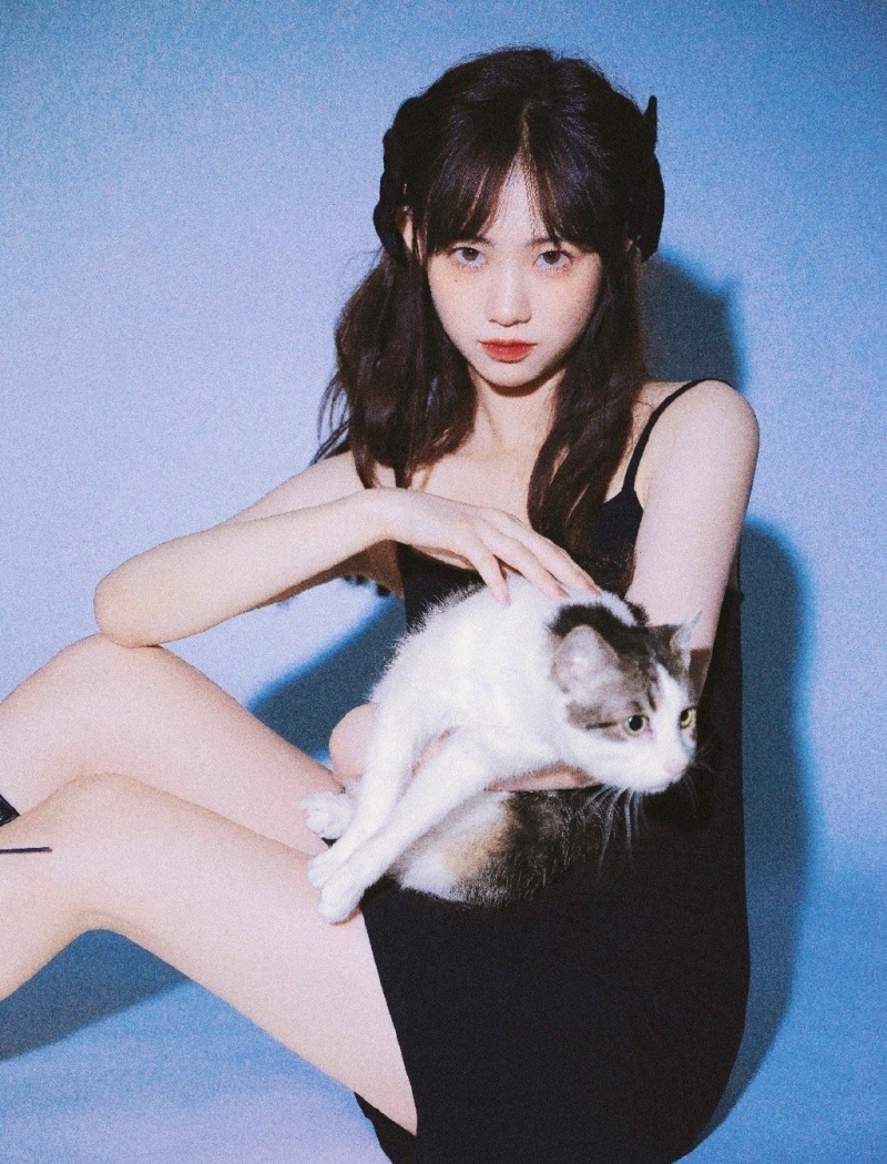 牛奶肌美少女吊带红裙艺术写真