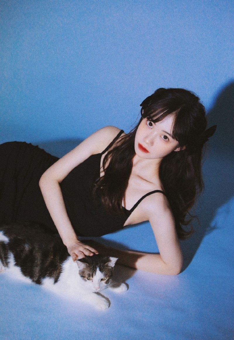 牛奶肌美少女吊带红裙艺术写真