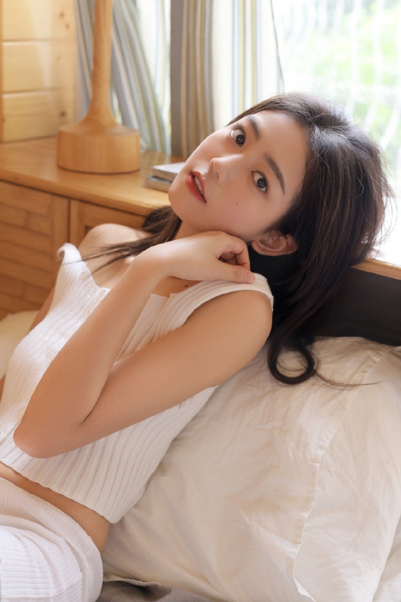 居家美女背心短裤纤细苗条图片